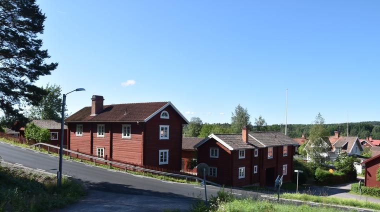 Fyrkantsbyggd gård invid bytorget och Sågmyravägen, i huvudbyklungan.