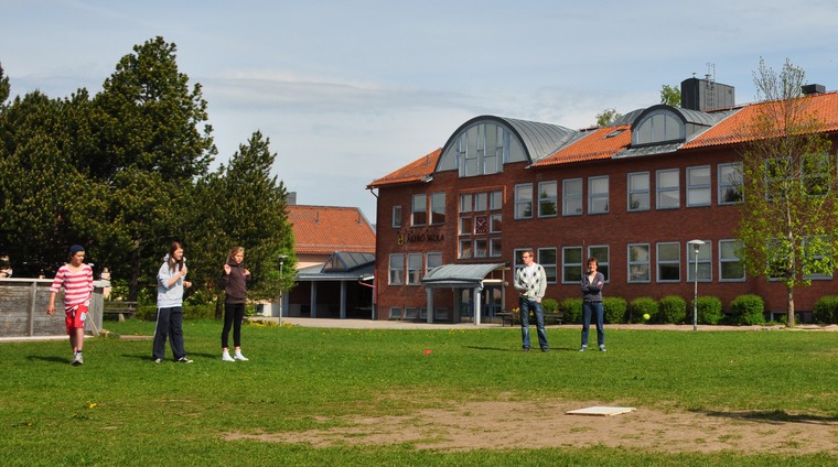 Foto på Åkerö skolas skolgård