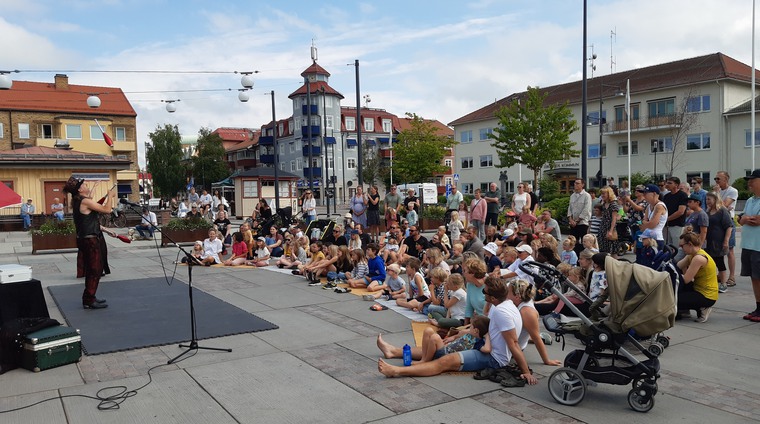 Underhållning på torget i Leksand med stor publik.