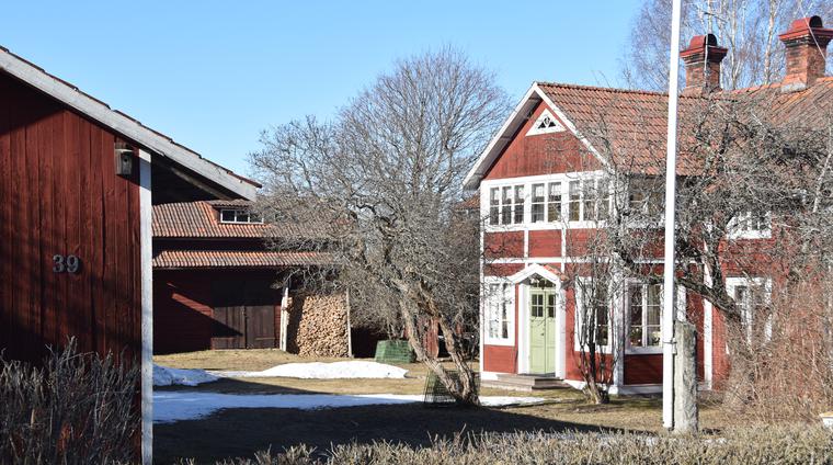 Kringbyggd gård med större bostadshus sannolikt tillkommet under 1800-talets senare hälft mitt i Övermo.