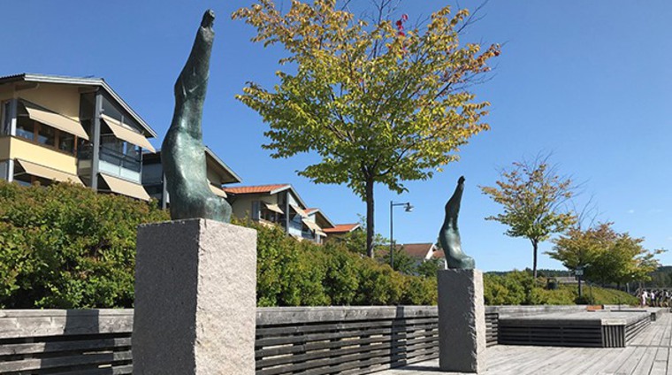 Skulpturerna Framåt vid kajen i Leksand
