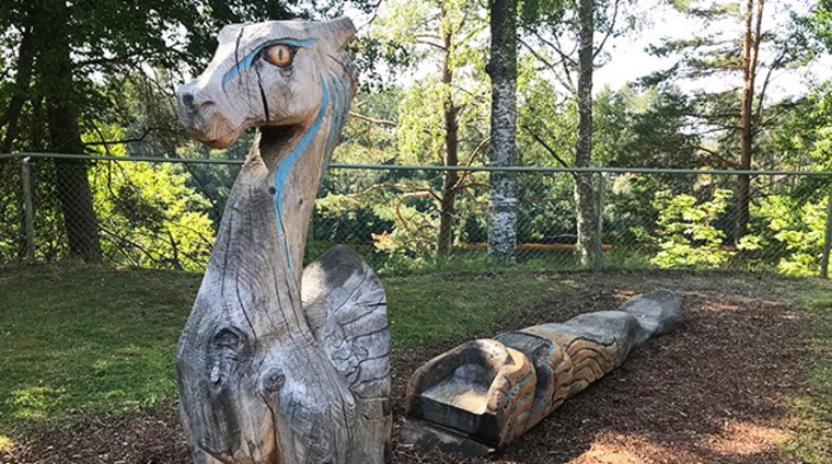 Skulptur av drake i riddarlekparken.