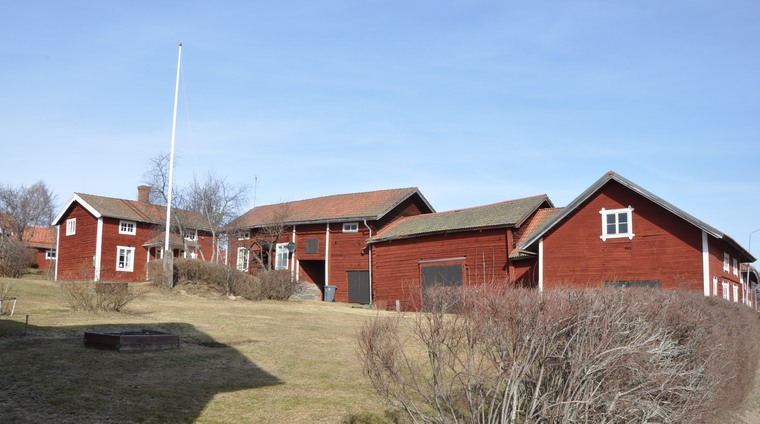 Delvis kringbyggd gård med välbevarade äldre timmerhus i Backen. Foto: Kristoffer Ärnbäck, Dalarnas museum.