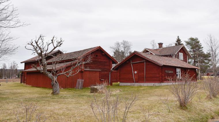 Den fyrkantsbyggda gården Kolax i Hjortnäs, som har bibehållit sitt läge i landskapet sedan åtminstone storskiftet, som inträffade på 1820-talet. 