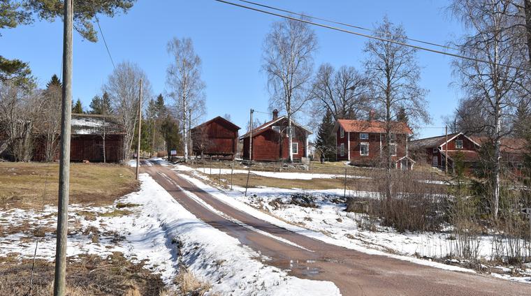 Bild på gårdar i byn Hästberg.