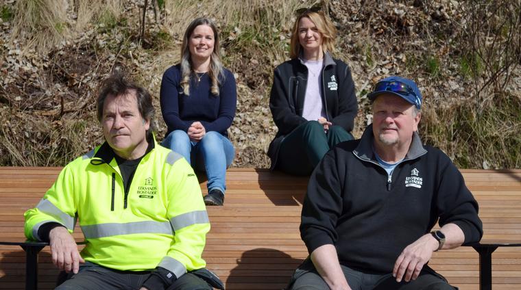 Fyra medarbetare från Leksands kommun sitter på en av de nya solbänkarna vid Solvändan.